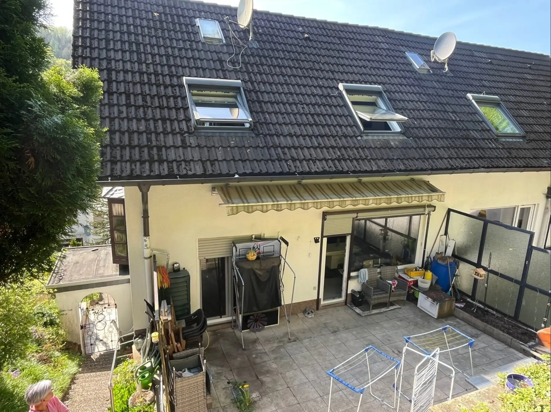 Hinteransicht Haus mit Terrasse – Doppelhaushälfte in Plettenberg